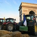 Francuski farmeri blokirali kultne pariske lokacije traktorima i senom, policija uhapsila više desetina demonstranata