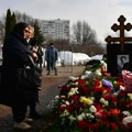 Majka Navaljnog posetila grob opoziconara povodom 40 dana od njegove smrti