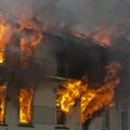 Požar u centru Leskovca zahvatio stambenu zgradu VIDEO