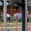 Дочек Си Ђинпинга на београдском аеродрому: Кинези са црвеним капицама се окупили да дочекају кинеског председника (видео)