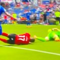 Svi na stadionu zanemeli: Posle brutalnog sudara sa igračem, golman ostao da leži nepomičan video