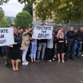 Protest porodica uhapšenih srpskih mladića ispred policijske stanice u Kosovskoj Mitrovici