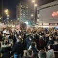 Do sada nezapamćen protest večeras u Nišu! Policajac pištaljkom pozdravio učesnike