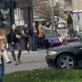 (Video) Težak incident u Žarkovu: Vozač "pokupio" ženu koja je bila u protestnoj šetnji, pa je vozio na haubi, povređene…