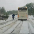 Ova fotografija je napravljena danas u blizini Smederevske Palanke: Nevreme je napravilo haos i zemlja se beli, a nije pao sneg
