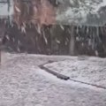 (Foto) građani u velikoj plani napravili sneška usred maja! Obrušilo se snažno nevreme, otac Predrag objavio nestvarne…