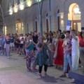 U Čačku građani ispred prostorija SNS-a