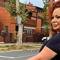 Stojina objava usijala mreže: Pevačica u šuškavoj trenerci i platformama juri gradom na trotinetu, kakav hit