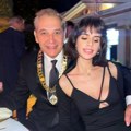 Naš glumac ljubi 32 godine mlađu: Obgrlila ga u izlasku u bezobraznoj haljini u provodu, a on ne skida osmeh sa lica