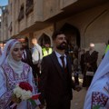 (Foto) Prelepi prizori iz razrušene Gaze: Održana ceremonija masovnog venčanja, povorka prošla kroz uništene delove grada uz…