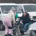 (Video) Tuča na Novom Beogradu na pešačkom prelazu "dohvatile se" dve žene u invalidskim kolicima: "Ljudi moji, šta je ovo?"…