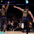 Dončić i Džejms predvodili Lejkerse protiv Memfisa