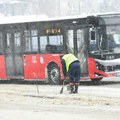 „Može moj Miško u rikverc do Beograda“: Pogledajte kako autobus u glavnom gradu vozi u rikverc zbog snega VIDEO