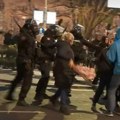 VIDEO Pendrečenje golorukih starijih ljudi i studenata ispred Rektorata: Kada policija sme da primeni silu?