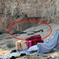 Crne zmije prestravile kupače na plaži popularnog letovališta, snimak obišao društvene mreže (video)