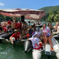 Ovo je najveselija opština na Balkanu Preko hiljadu čamaca i oko 30.000 ljudi zaplovilo Drinom (Foto)