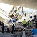 "Most je pao na nas, čudom sam preživeo": Prvi snimci sa mesta nesreće u Grčkoj, ljudi ostali zarobljeni ispod ruševine…