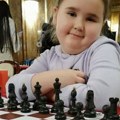 Maša (7) iz Zrenjanina prvo naučila da igra šah, pa onda da čita i piše: Ovako se rodila ljubav prema hobiju