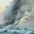 Gori kineski tržni centar: Veliki požar u Bloku 70 na Novom Beogradu, čula se eksplozija (foto/video)