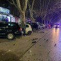 VIDEO Pijani vozač „pežoa“ napravio haos u Nišu: Probio zaštitnu ogradu i udario u nekoliko vozila na parkingu