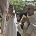 Pop postao zvezda svadbe: Mladenci rekli "da", on zgrabio mikrofon