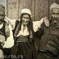 Majka sa dva sina - jedan Srbin, drugi Turčin! Ružica u sredni, s jedne strane Luka, sa druge Alija