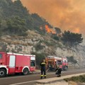 Požar kod Omiša se širi prema kućama, bura otežava gašenje