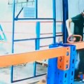 Gledao u mobilni i nije primetio opasnost: Jeziv snimak kruži mrežama, svima je opomena!