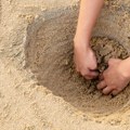 Dečaka (10) zatrpao pesak dok je kopao rupu: Još jedna drama na evropskoj plaži, digli i helikopter