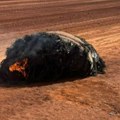 Мистериозни ужарени објекат пао насред пута у пустињи, активирана свемирска агенција – ево како изгледа и шта мисле да је у…