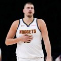 Pa, da li je ovo realno? Brutalni Nikola Jokić novim tripl-dablom doveo košarkaški svet do ludila (video)