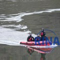 Muk u Meduvršju: I dalje nema ni traga od vozila za koje se sumnja da je upalo u jezero, spasioci ne odustaju (FOTO)
