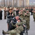 Vojnici lete u vazduh u Kursku, ostaju bez ruku i nogu. Kim Džong Un priznao da regruti iz Severne Koreje uklanjaju mine za…