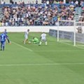 Rambo Petković ima 53 godine, ali je i dalje fudbalski majstor! Ponizio je golmana, pa se ušetao u prazan gol... A onda je…
