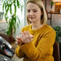 Ево како да вам парфем буде постојан од јутра до вечери: Коначно откривен савршени трик