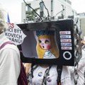 Češki javni TV i radio servis u štrajku: Novinari u crnom, živi lanac oko zgrade, minut ćutanja