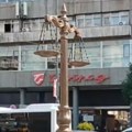 VIDEO Šapićevo "iznenađenje": Skulptura vage sa dva tasa postavljena na Terazijama u Beogradu