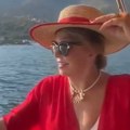Neda Ukraden peva kao da je zaljubljena: Zaplovila gliserom i poručila „Samo je nebo iznad nas“