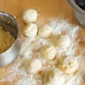 Recept za knedle sa šljivama koje ne pucaju: Dodajte samo jednu kašiku ovoga u testo i biće savršene!