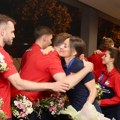 Iznenađenje za odbojkašice po povratku u Beograd - doček i cveće od odbojkaša