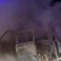 (Video) Kombi buktinja na Milošu Velikom: Vozilo potpuno izgorelo u zaustavnoj traci, na terenu reagovali i vatrogasci-spasioci…