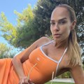 (Foto) Marijana Mateus (54) u mini haljini radi jogu u parku Bogata Srpkinja pokazala tajnu svog izvajanog tela u šestoj…