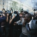 "Stigao je poput ikone": Gradonačelnik Sen Denija štitio demonstrante u Parizu, policija ga zasula suzavcem (VIDEO)