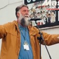 „Tama bledi, zora rudi, Srbija se budi“: Ko je profesor Aleksandar Čupić, kandidat sa studentske liste koji je pesmom privukao…