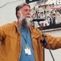 „Tama bledi, zora rudi, Srbija se budi“: Ko je profesor Aleksandar Čupić, kandidat sa studentske liste koji je pesmom privukao…