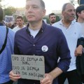 Završen peti protest „Srbija protiv nasilja“: Građani ostavljali poruke Vučiću ispred predsedništva, među njima i…