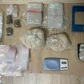 Crnogorka sa cimerkom prodavala drogu u iznajmljenom stanu? Uhapšene dve devojke, policija im oduzela 2 kg narkotika (foto)