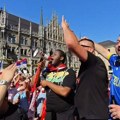 Afroamerikanac poveo pesmu "Kosovo je srce Srbije": Neverovatna scena sa glavnog trga u Minhenu