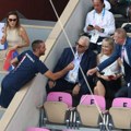 Novak deli lekcije na terenu, a Jelena na tribinama: Modna kombinacija Noletove supruge je pun pogodak! (foto)