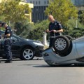 Teška saobraćajna nesreća u Beogradu: Četvoro povređenih; Automobil prevrnut na krov